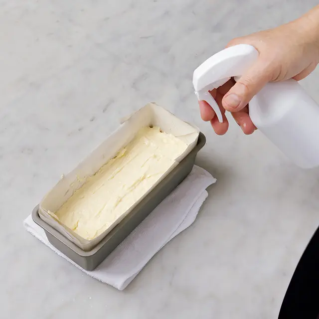 霧を吹いて、170～180℃のオーブンに入 れて、様子を見ながら約40分焼く。