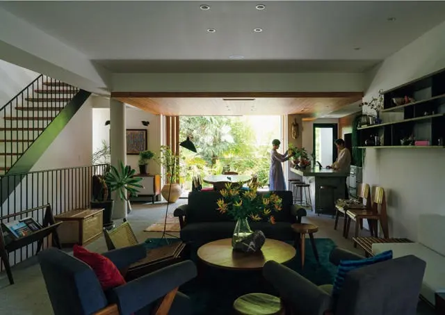 フリーフォームテーブルのまわりには心地よい時間が流れる