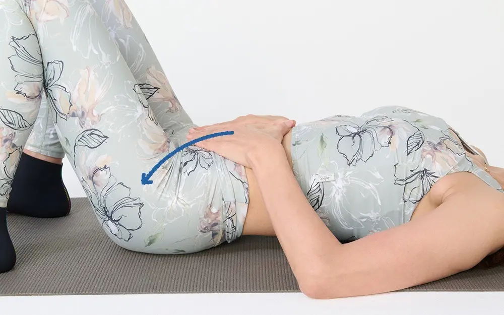 ④次に、息を吸いながら、ビー玉を人差し指の先のほうに転がすイメージで骨盤を前傾させます。この③④の動きを5回行いましょう。　OurAge×Webエクラ