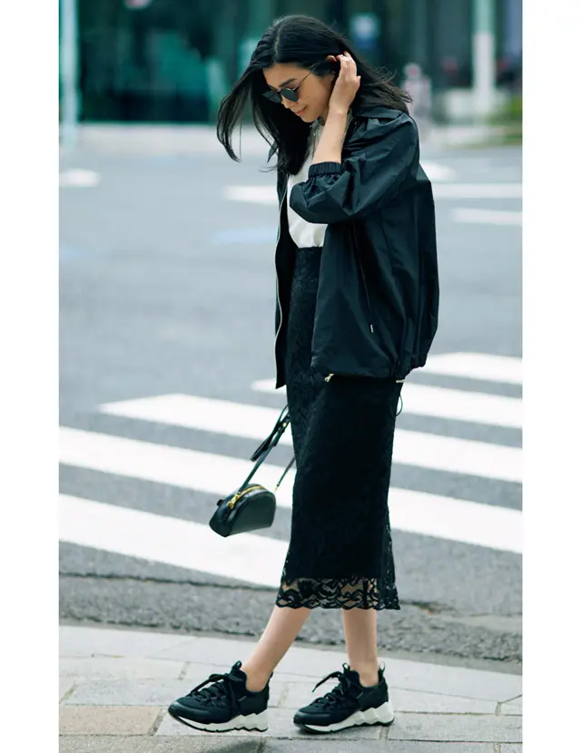 スポーティカジュアルに黒のレーススカートをコーデしたゆうき