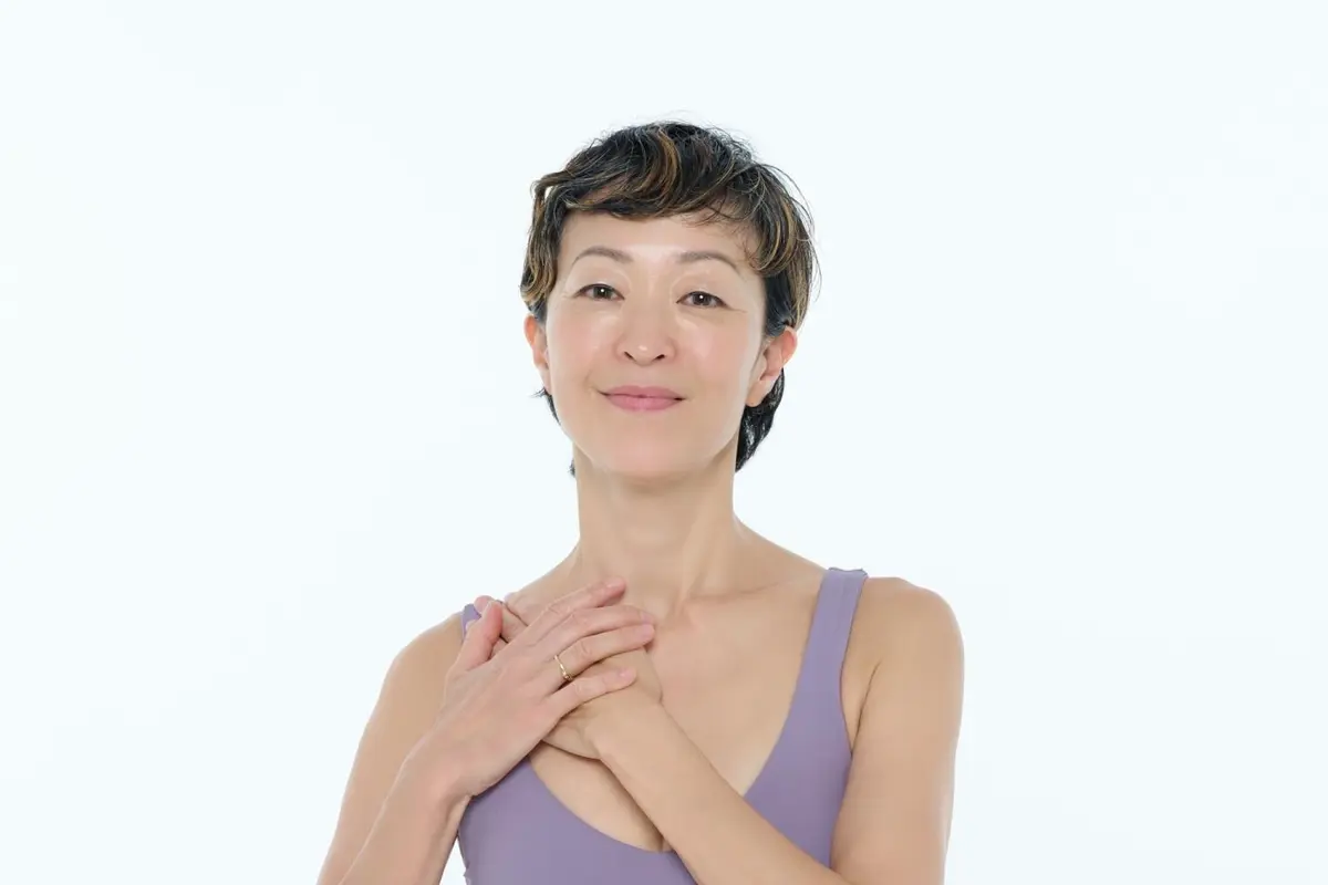 OurAge×Webエクラ 40代50代　顔ピラティス まずは鎖骨の場所を確認