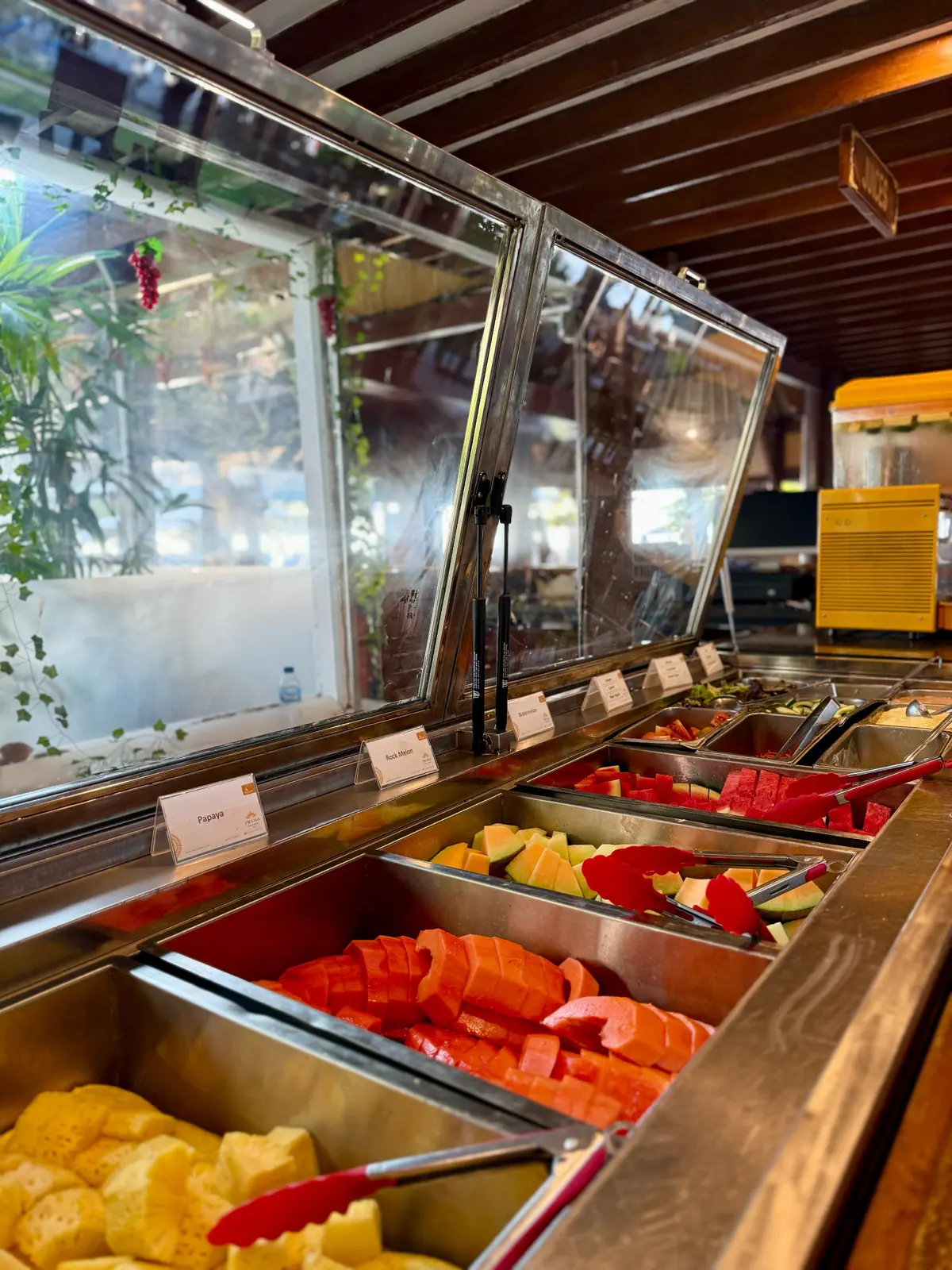 バリ島　サヌール　50代夫婦旅行　BALI 　プラマサヌールビーチホテル　PRAMA SANUR BEACH BALI　朝食レストラン　フルーツ