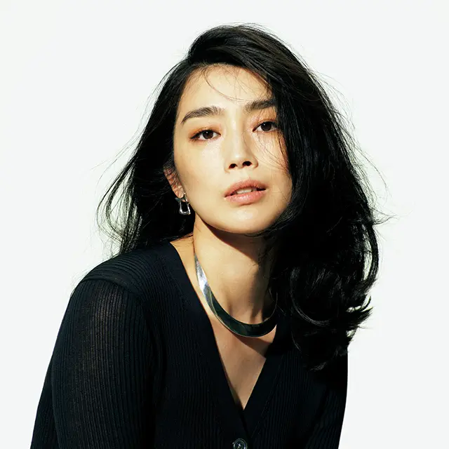 黒コーデ×シルバーチョーカー