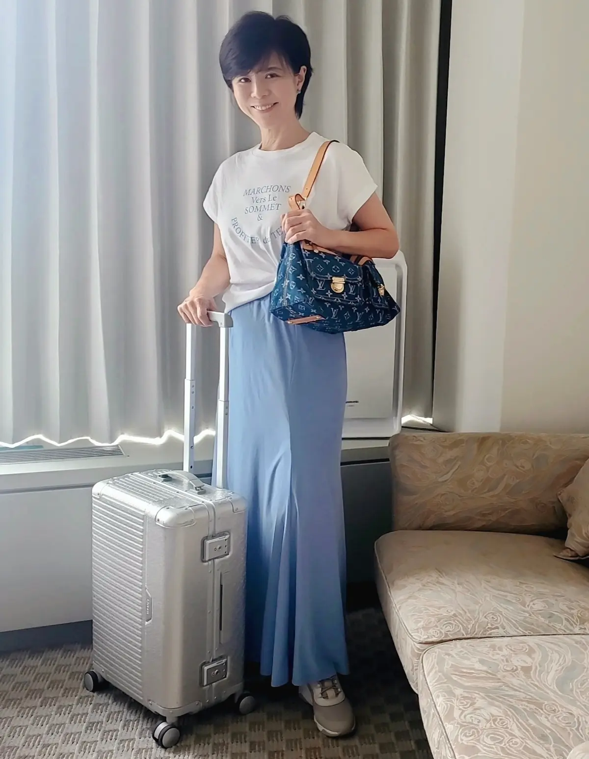 TシャツはBEAUTY&YOUTH  皺にならないスカートはGALLARDAGALANTE バッグはルイヴィトン