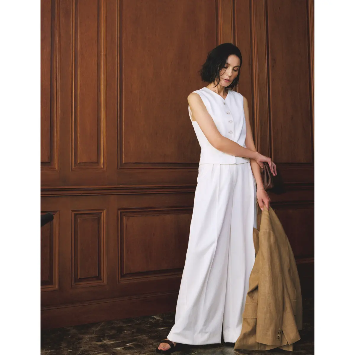 白ベストと同素材のワイドパンツのセットアップにベージュジャケットを合わせたコーディネート　モデル・田沢美亜