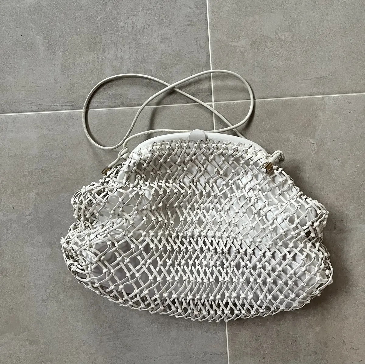 人気ファッションエディター三尋木奈保さんのワンツーコーデのバッグはアニタ・ビラルディのバッグ