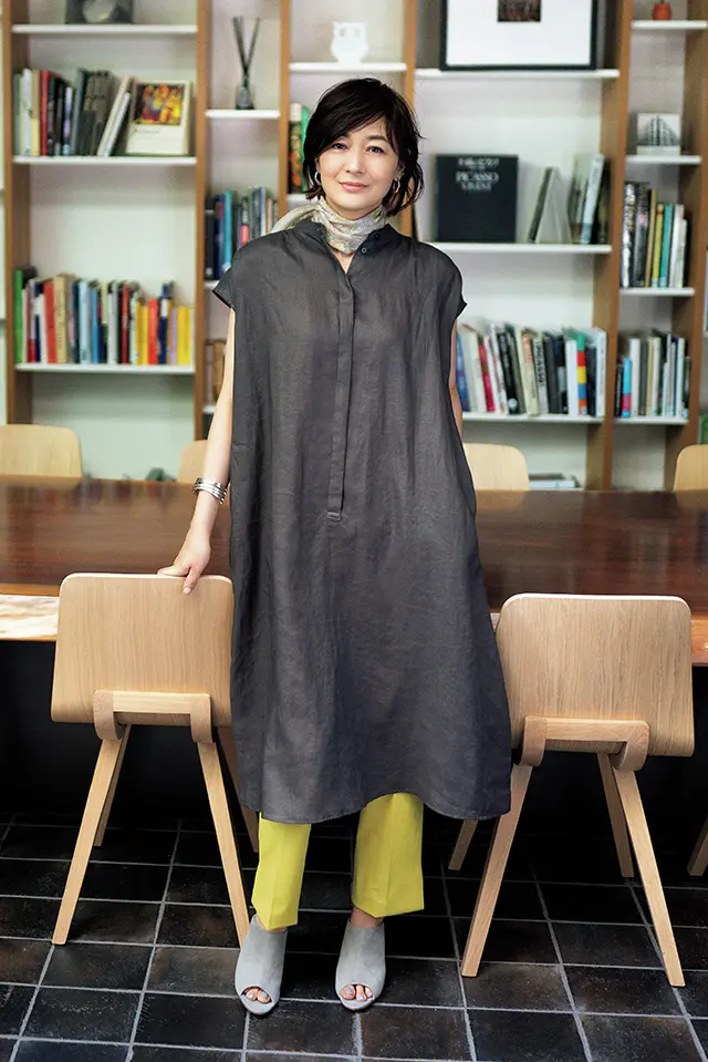 さらりと涼しい質感で魅せる「麻のワンピース」はパンツを合わせても素敵