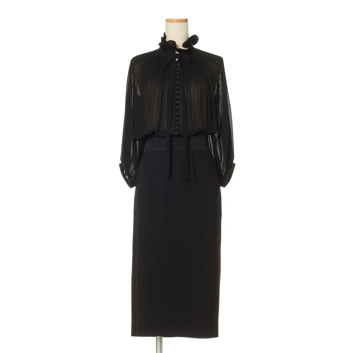 L’UNE プリーツトップバックサテンドレス ￥77,000