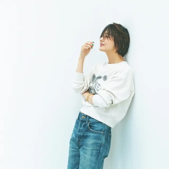 セリーヌのデニムをはく富岡さん