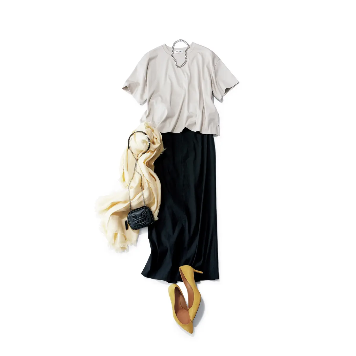グレージュTシャツに黒マキシスカートのコーデ