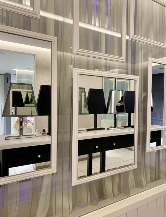 パリのアトリエのようなおしゃれなお手洗いの画像_6