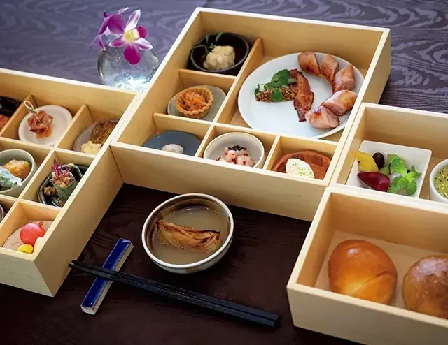 木箱入りの朝食膳も豪華！メイン料理に加え14品もの季節の料理がずらり