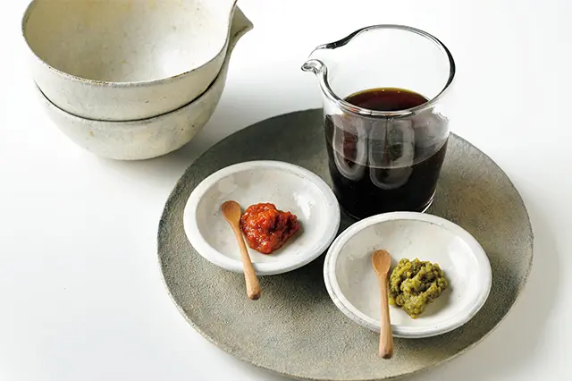 ポン酢、かんずり、柚 子こしょうを添えて、 各自が好みの味のつけ ダレにする。