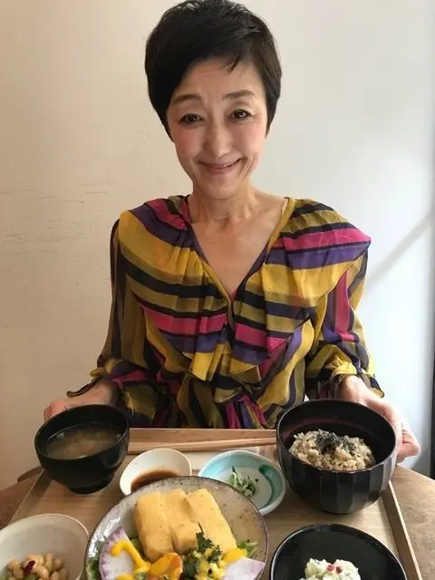 OurAge×Webエクラ　美容家　吉川千明 ブラウンライス　食事風景