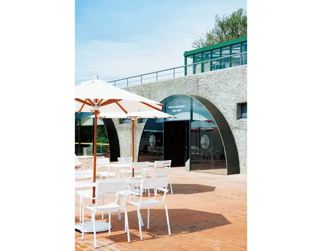 テラスではゆったりワインを。ソファ席があるのも親切