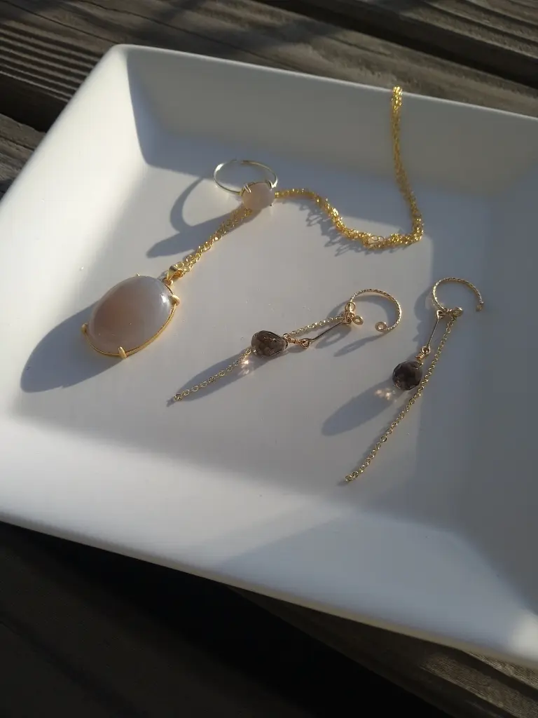 スモーキークォーツのイヤーカフとグレーオニキスのペンダントとリング