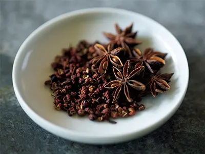 花椒は最近ブームの「しびれ鍋」に使われる、辛味とさわやかな香りをもつスパイス