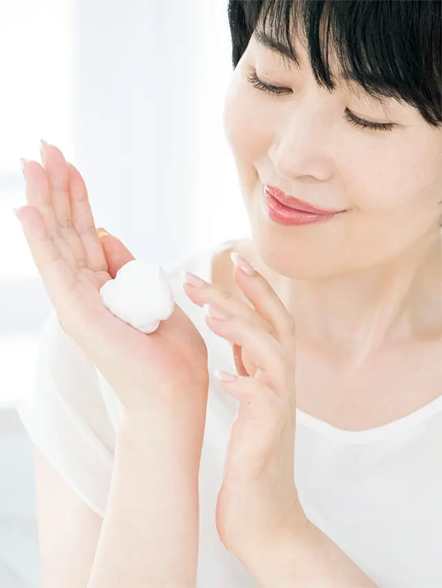 「生クリームのような泡にミチッと覆われ、うるおいが密封されるよう。みるみる柔らかく♪」―― Hiromi Kobayashi