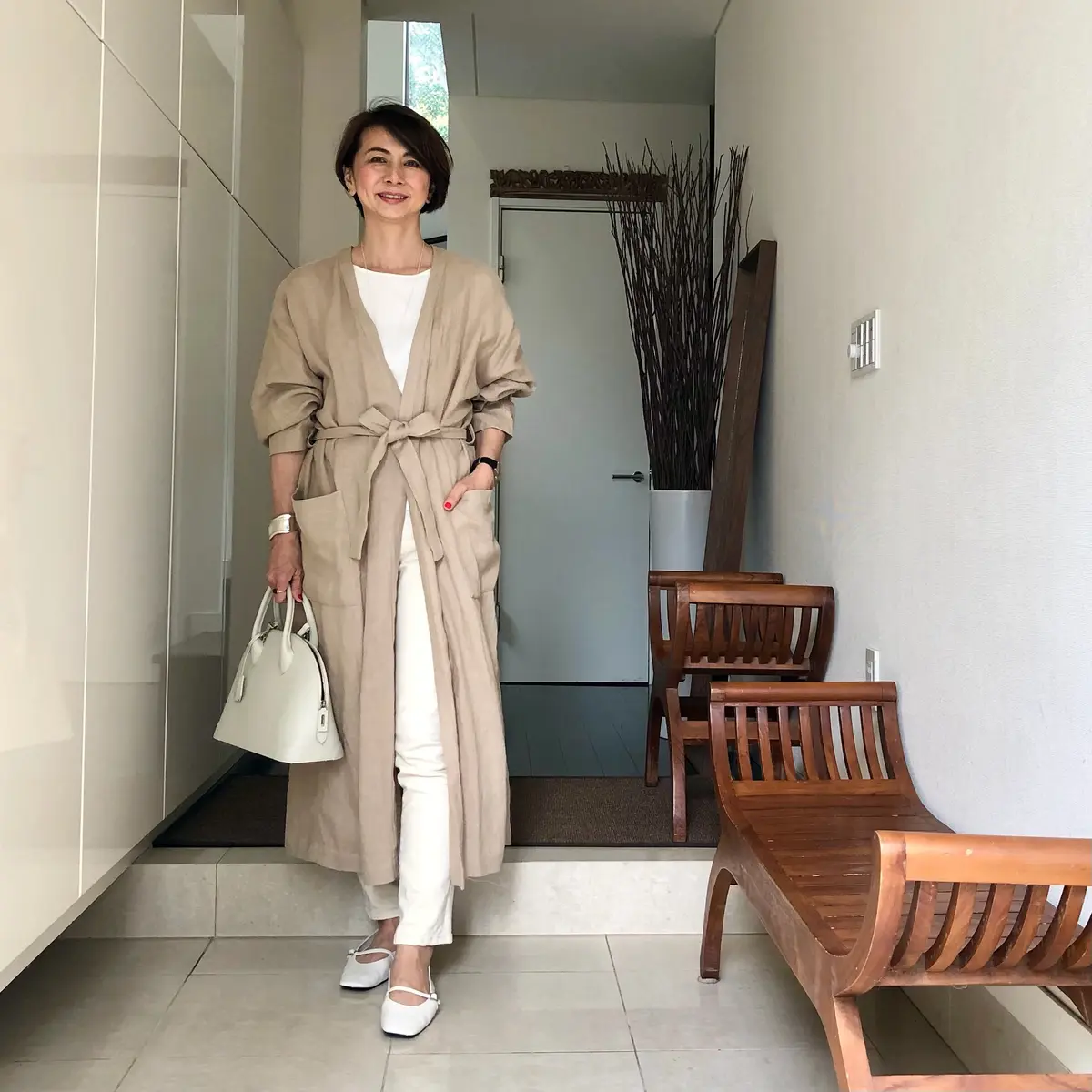 ホワイトデニム と リネンコートの画像_4