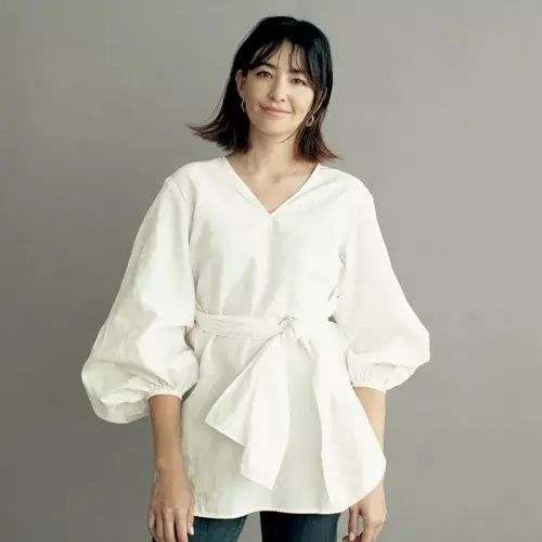 村山佳世子×Lachement バックスリットリネンブラウス ￥47,300（税込）