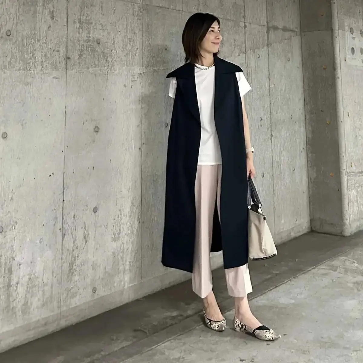 【50代のTシャツコーデ5選】シンプルな白Tから華やかなプリントTシャツまで！ラフになりすぎずに手持ち服との相性も抜群