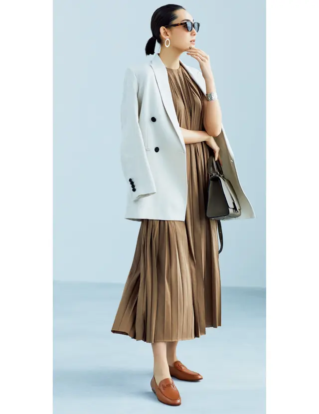 トッズのローファーとジャケットコーデのLIZA