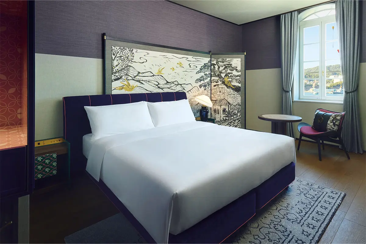 「スタ ンダード 本館」の客室。屏風は「山」または 「海」をテーマにしたアート仕様