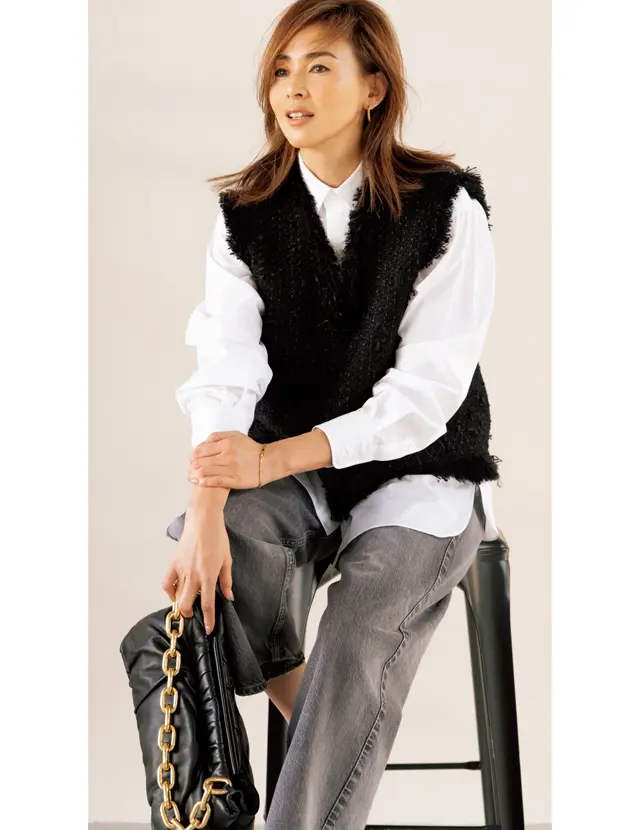 ジレのフレーム効果で白シャツ×デニムスタイルが新鮮に