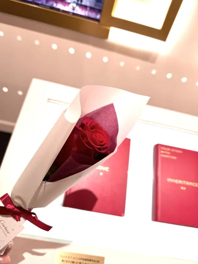 真紅のバラ🌹カルティエの嬉しいプレゼントの画像_4