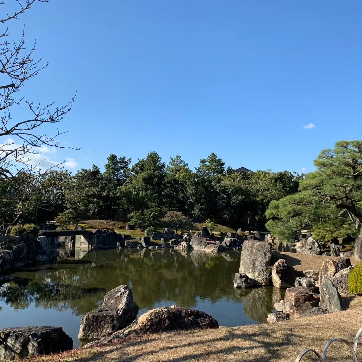 二の丸御殿（内側）の3方向から鑑賞できる二の丸庭園