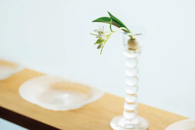 『昂 KYOTO』では洋花を選び、あるがままの姿を大事に球根ごと生けることも。キャンドルスタンドはガラス作家・鈴木玄太作