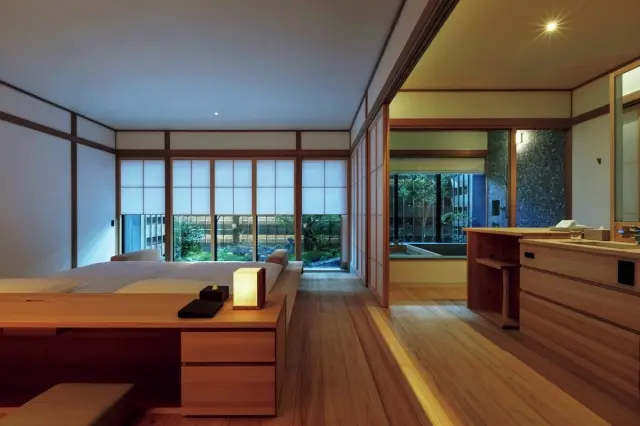 檜の心地よい香りに包まれる清廉な客室には、個別に設計された坪庭やテラスが備わる