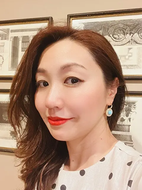 展示会で購入したターコイズのピアスをつけて