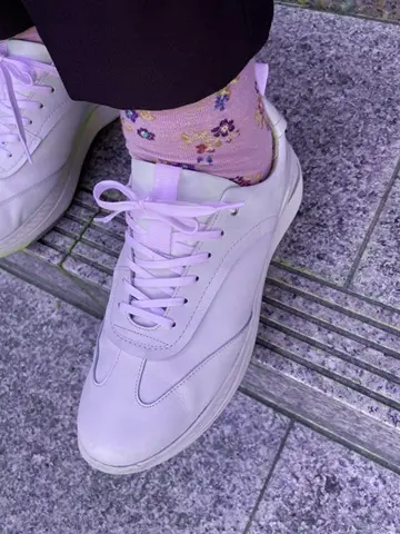 スニーカーと花柄の靴下