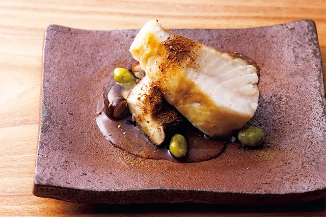 「秋鰆とどんこ椎茸の炭火焼き」。昆布だしあんと5時間かけて仕込んだ椎茸パウダーで味をぐんと深めている
