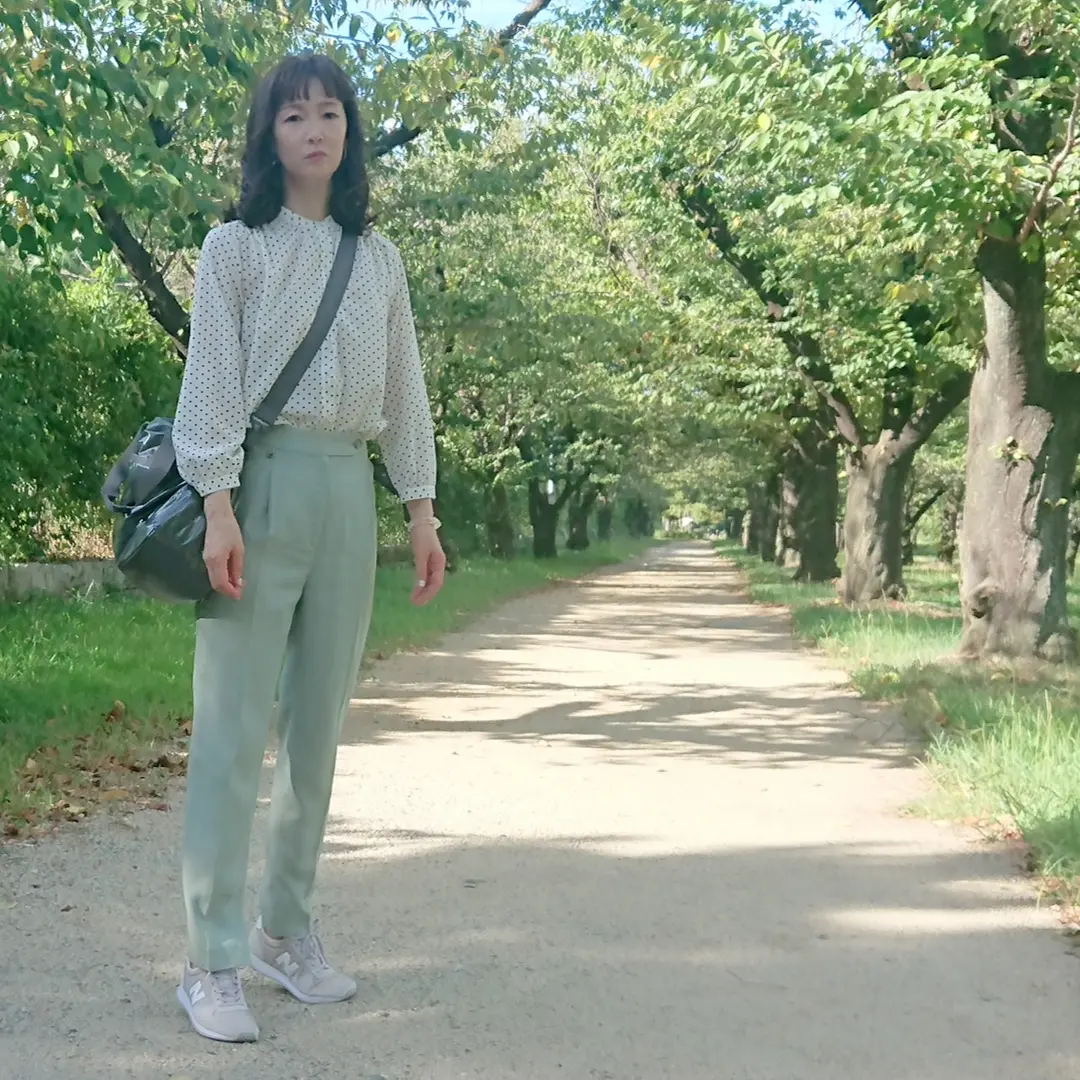 ミントグリーンパンツ  ドットブラウス