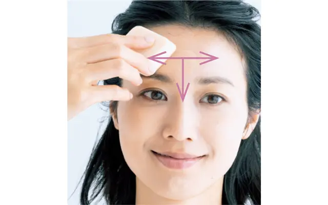 額も中心から外側に広げ、そのまま、鼻すじ、鼻のサイドに