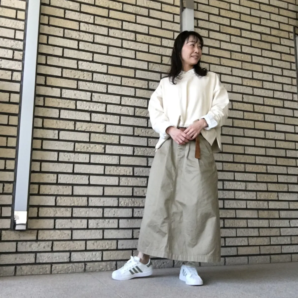 プルオーバーとチノスカート