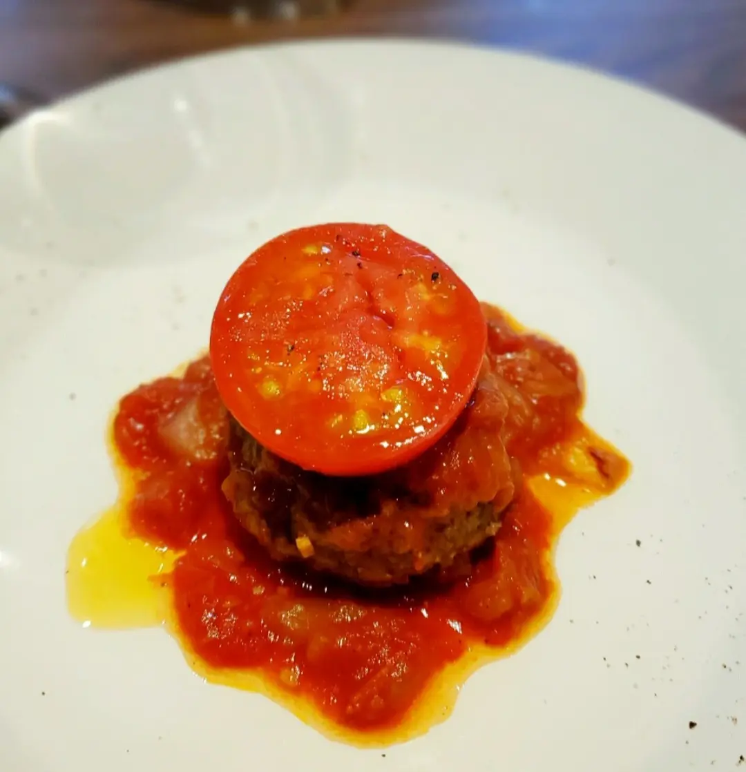 メインは飛騨牛のトマト煮込みハンバーグ