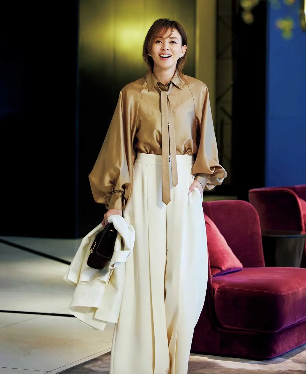 優雅な時間を過ごせるホテルのランチへ。 トレンドのタイつきブラウスで 「久しぶり！ 元気だった？」