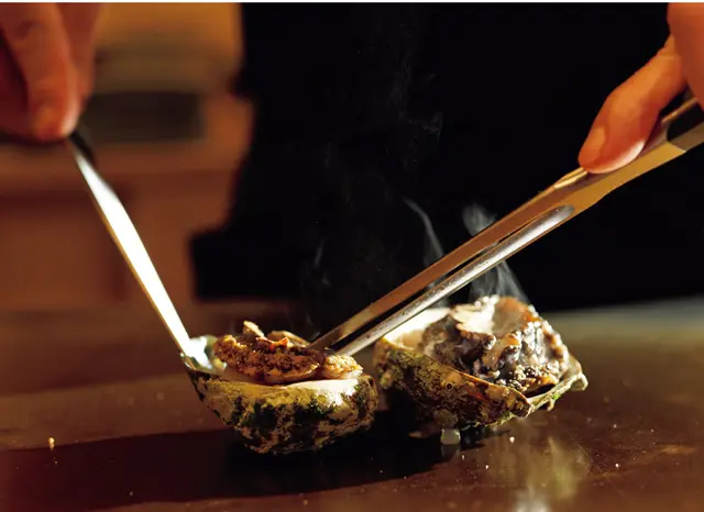 「夜の鉄板焼きを選択すると、北海道の幸が堪能できます」（席に限りがあり、要予約）