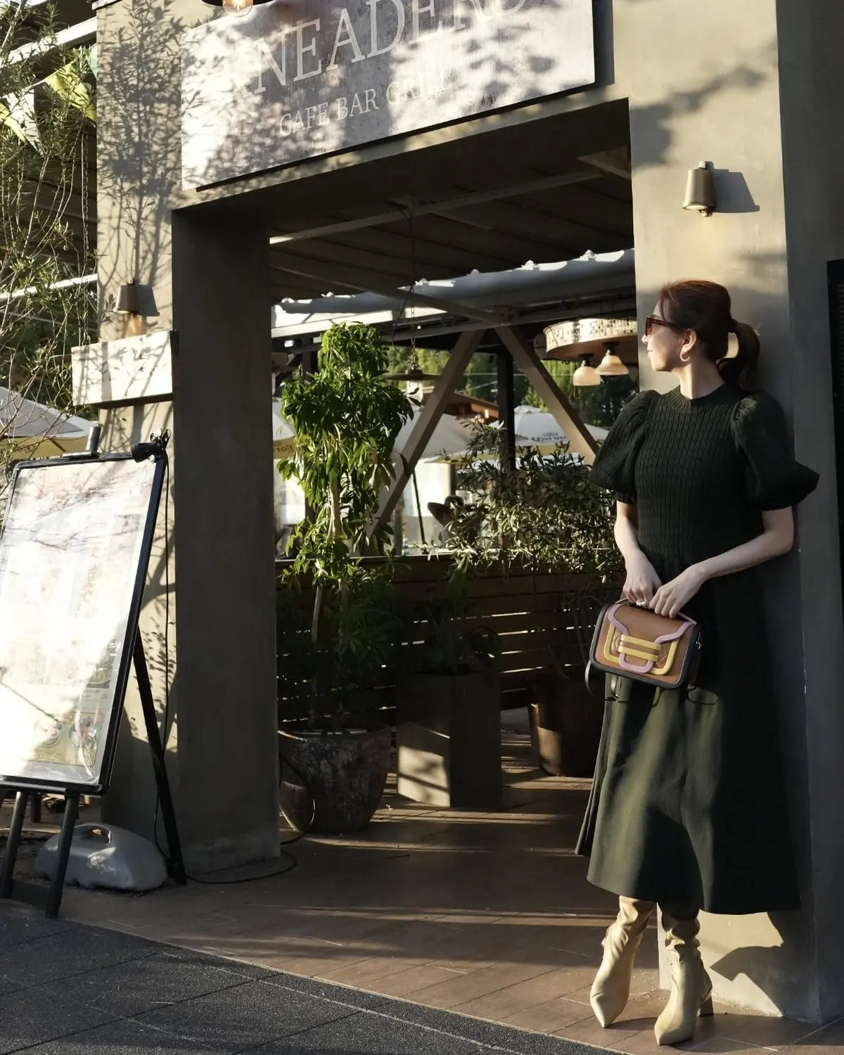 秋の陽だまりに大人可愛いモスグリーンワンの画像_6