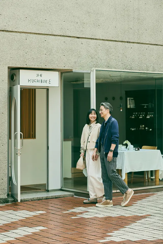 「彼は運転も好きで、私と結婚前はストレス解消がドライブだったようなのですが、最近はレストランへ行くために運転してくれます」。この日は代官山を散歩しつつ、お店へ