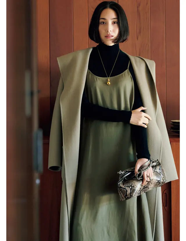 黒タートルとスリップドレスコーデのLIZA