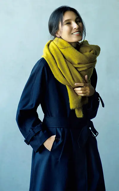 イエローのストールとベーシックなネイビーのコートコーデの田沢美亜