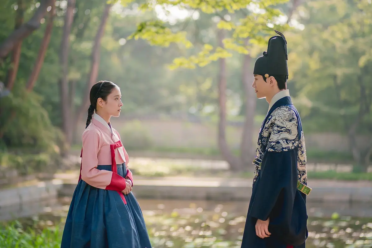 赤い袖先　ジュノ　イ・セヨン