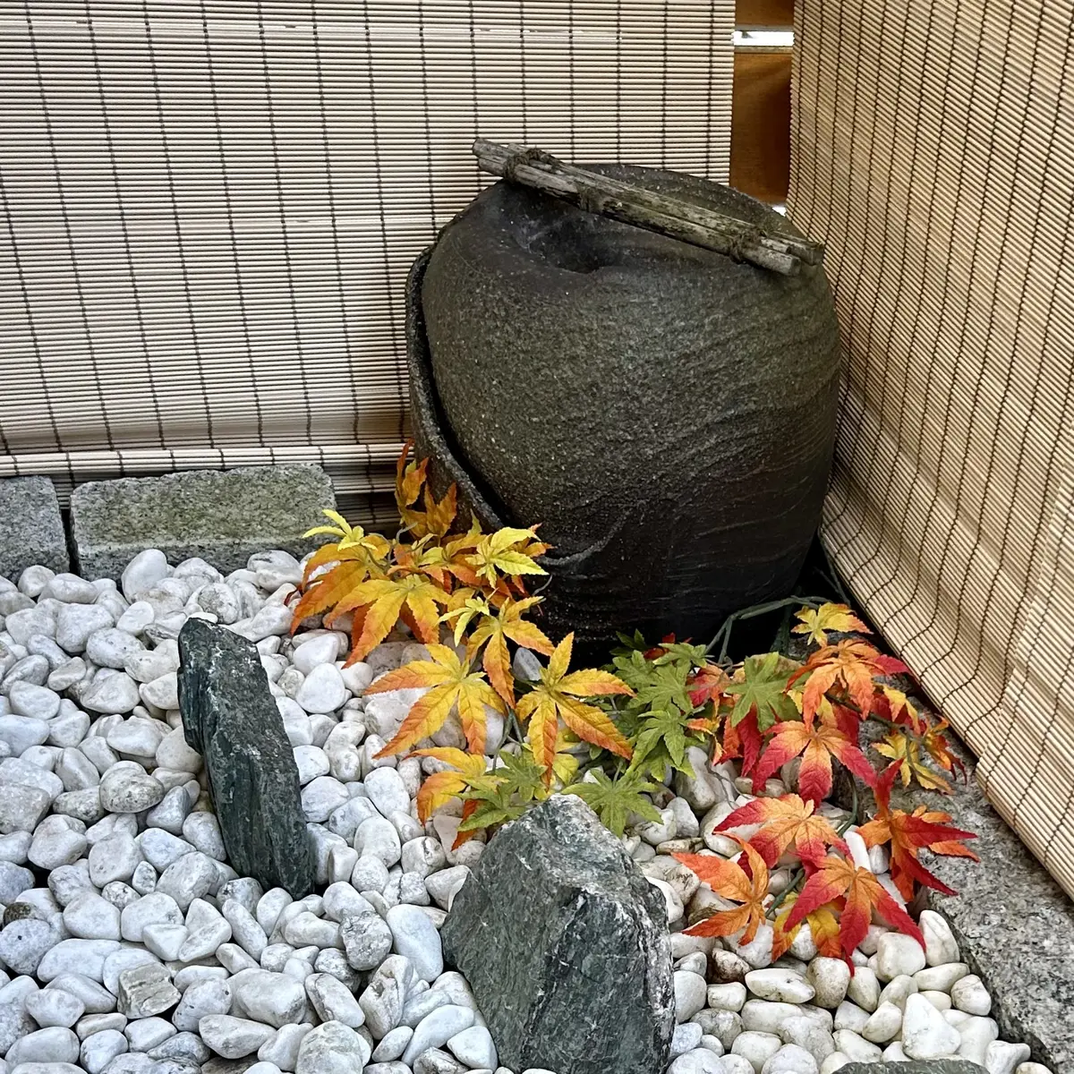 ベランダの風呂窓前に設えた坪庭