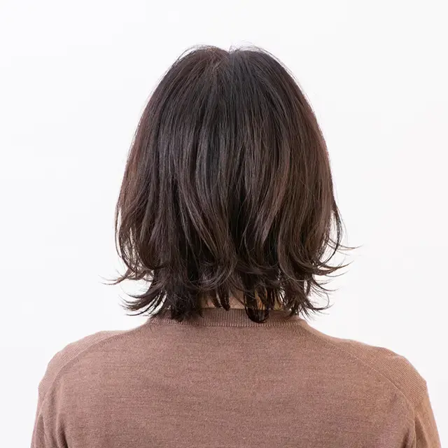 カールが弾むボブで、小顔見せとボリューム出しを実現！【50代髪型・ヘアスタイル】