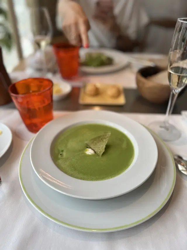 グリーンピースのスープ　リコッタチーズ