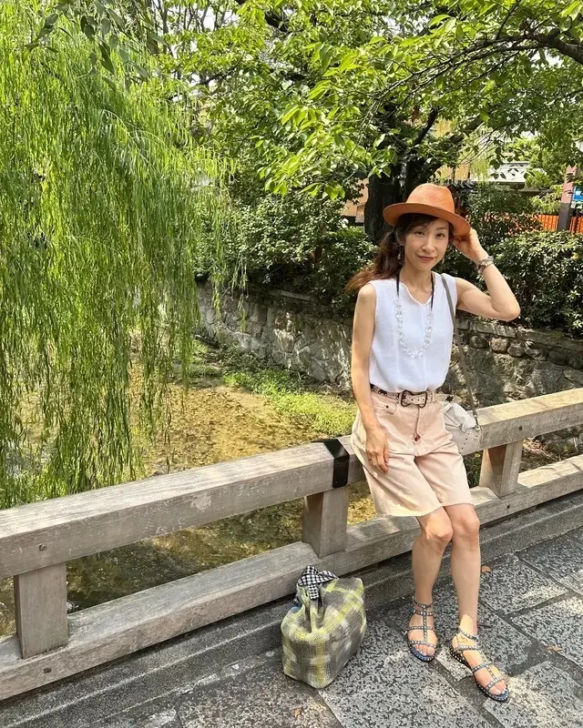 ベージュのハーフパンツ